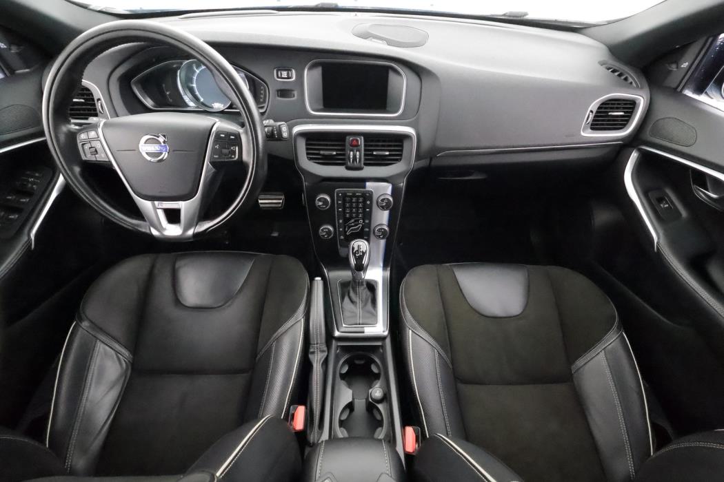 VOLVO V40 2015