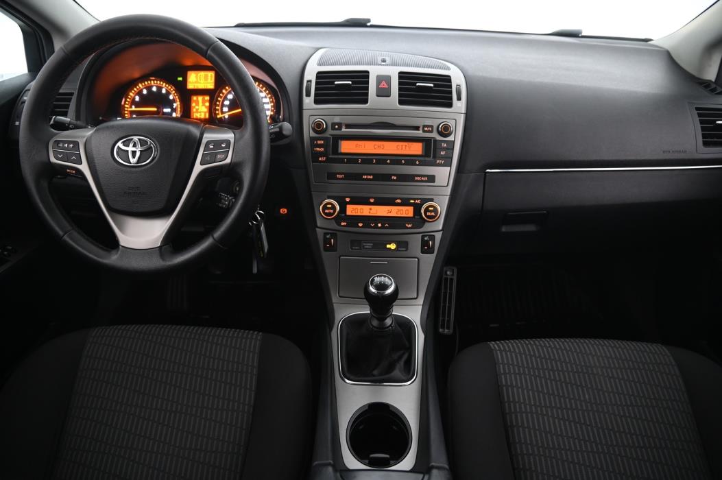 TOYOTA Avensis 2012