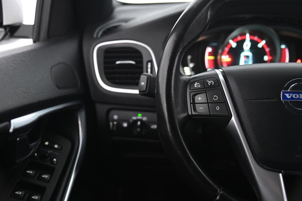 VOLVO V40 2015
