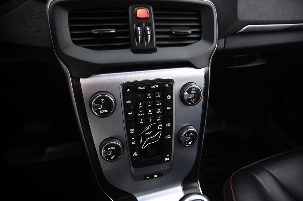 VOLVO V40 2015