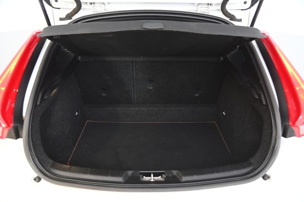 VOLVO V40 2015