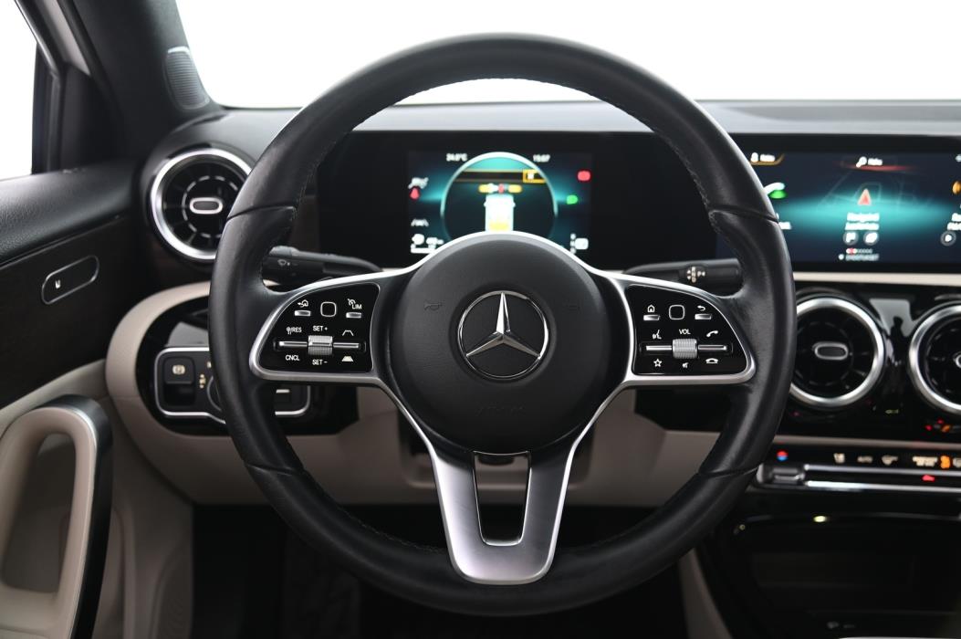 MERCEDES-BENZ A 2022