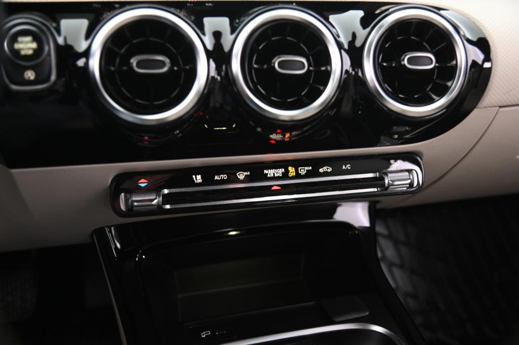 MERCEDES-BENZ A 2022