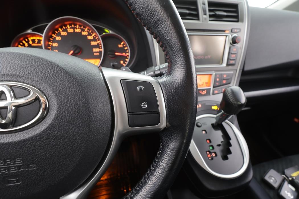 TOYOTA Verso-S 2012