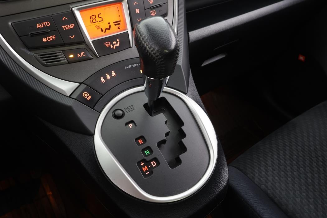TOYOTA Verso-S 2012