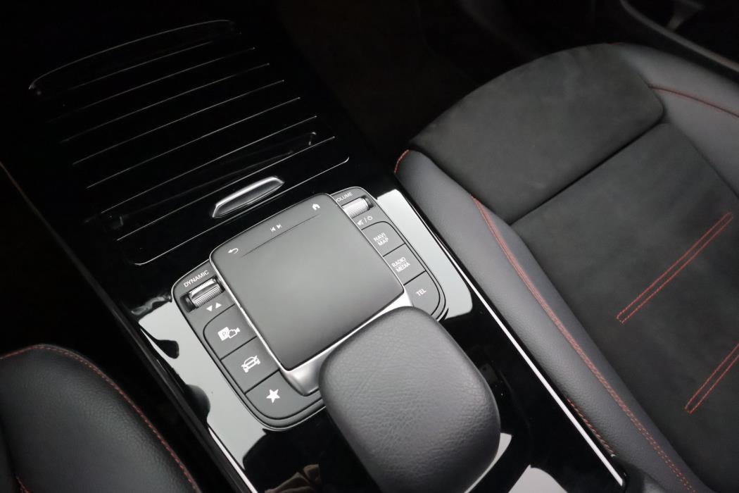 MERCEDES-BENZ A 2022