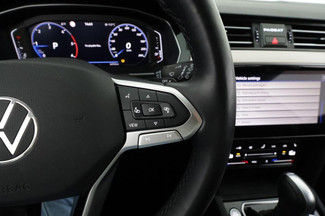 VOLKSWAGEN PASSAT 2023