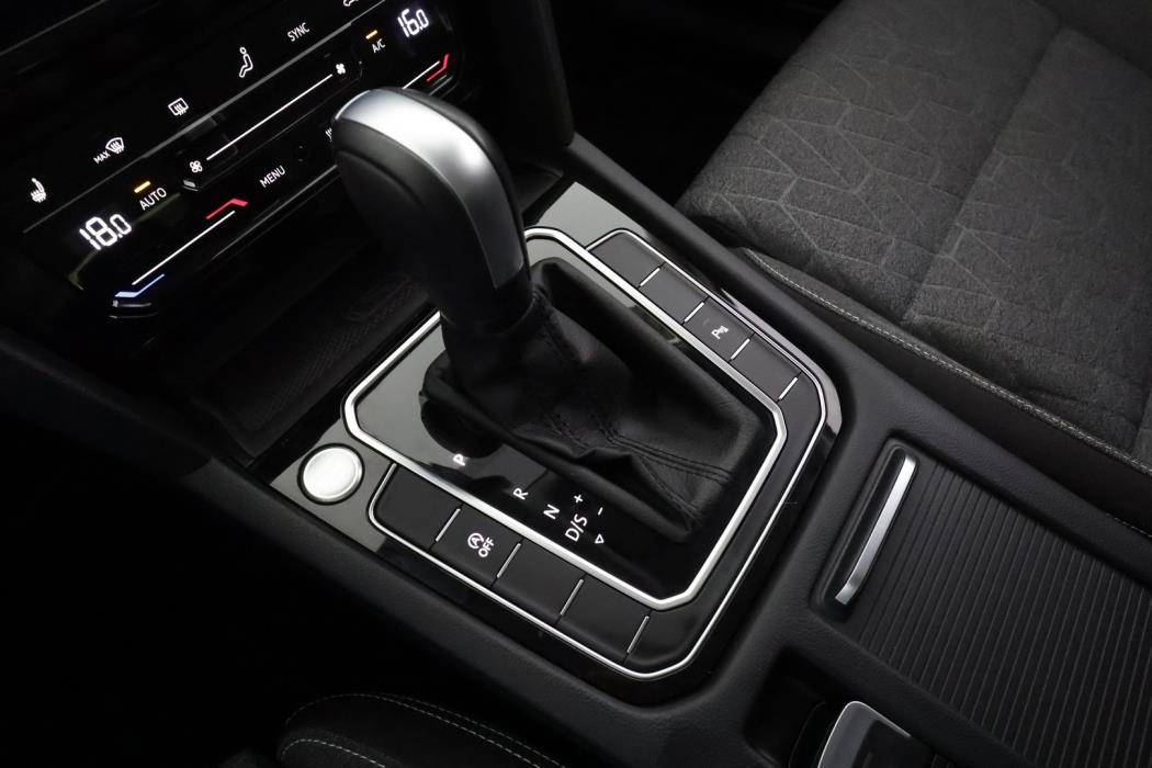 VOLKSWAGEN PASSAT 2023