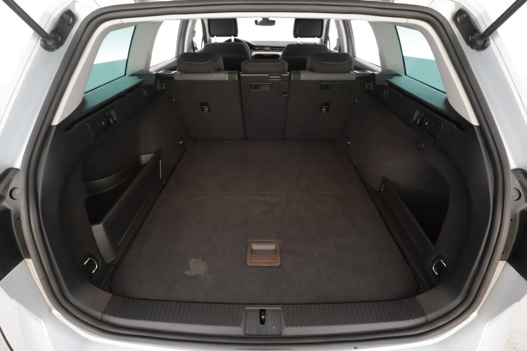 VOLKSWAGEN PASSAT 2023