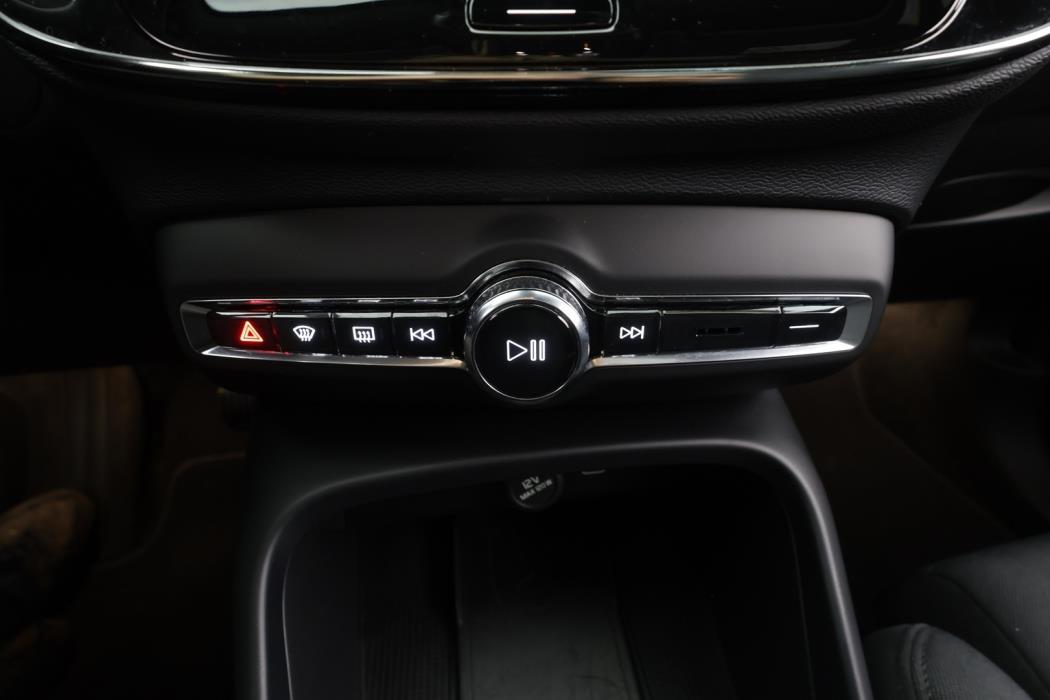 VOLVO XC40 2023