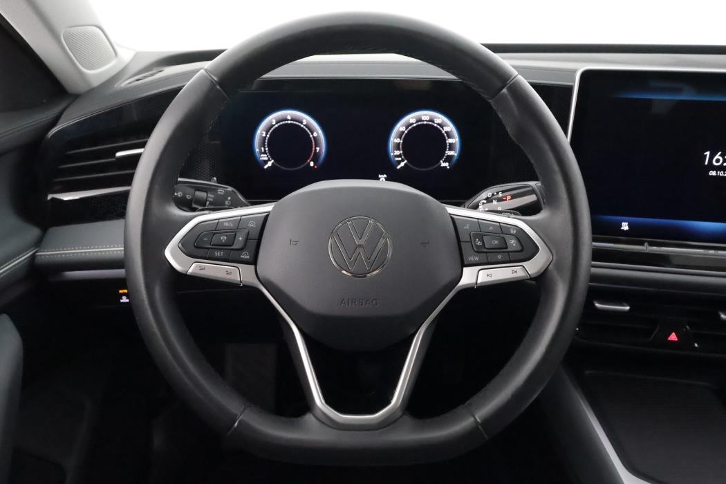 VOLKSWAGEN PASSAT 2024