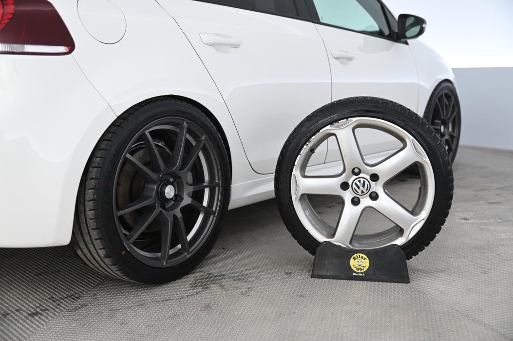 VOLKSWAGEN Golf 2012