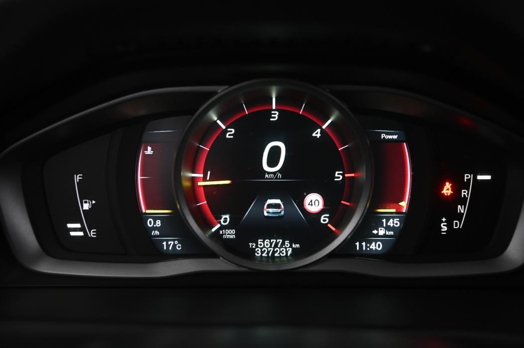 VOLVO V70 2015