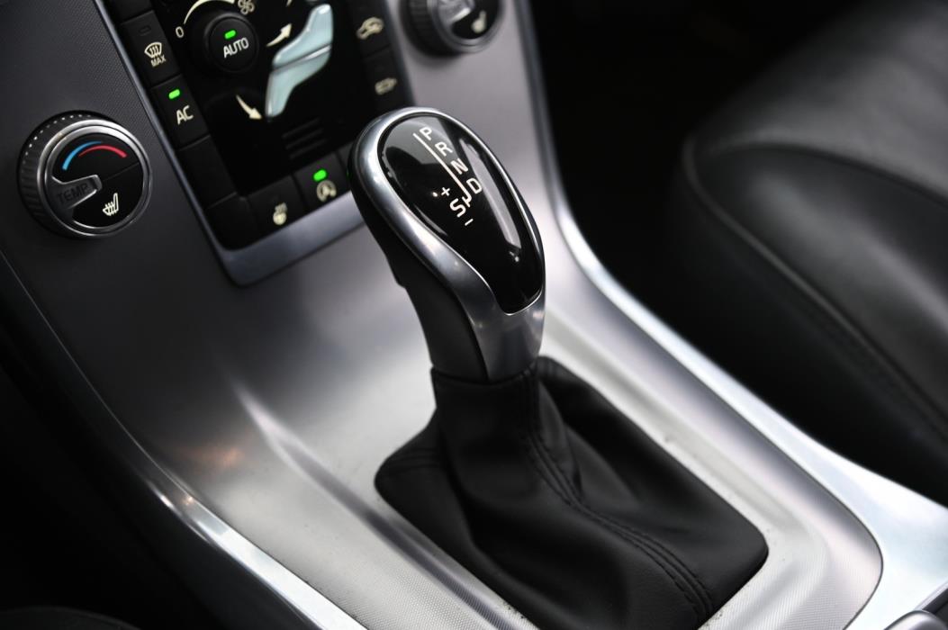 VOLVO V70 2015