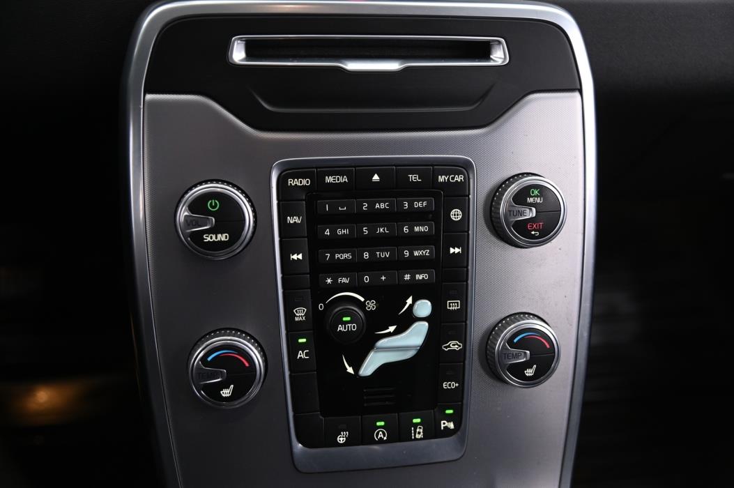 VOLVO V70 2015