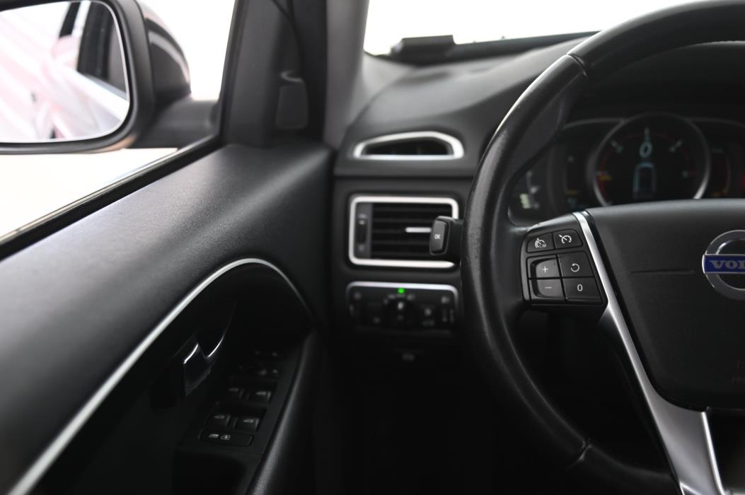 VOLVO V70 2016
