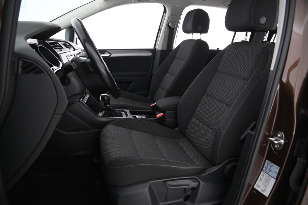 VOLKSWAGEN Touran 2016