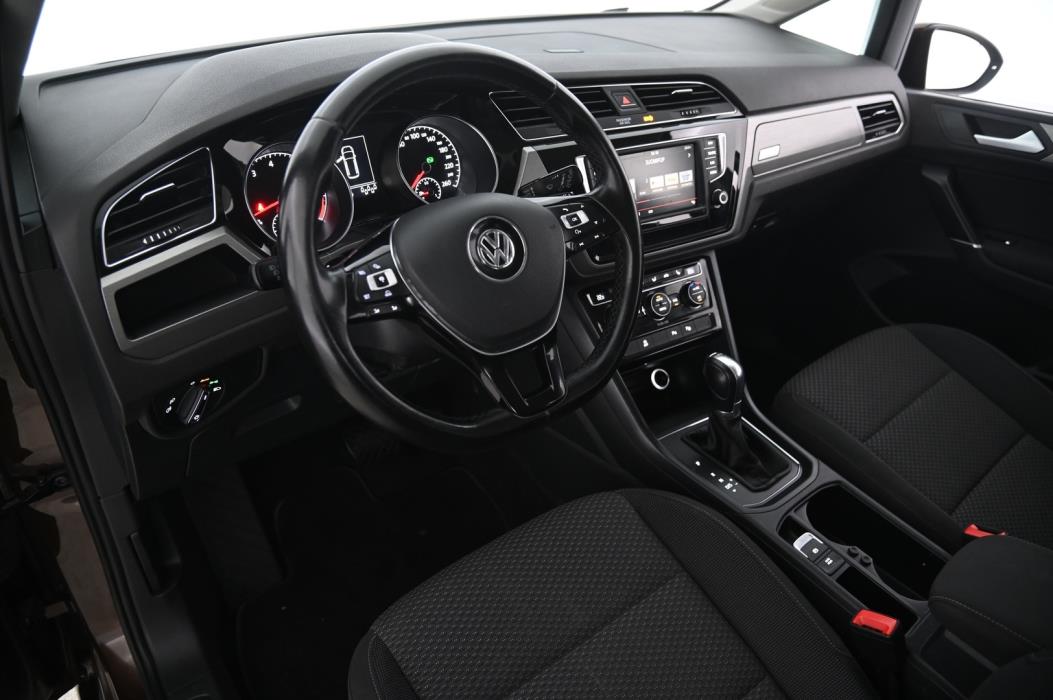 VOLKSWAGEN Touran 2016