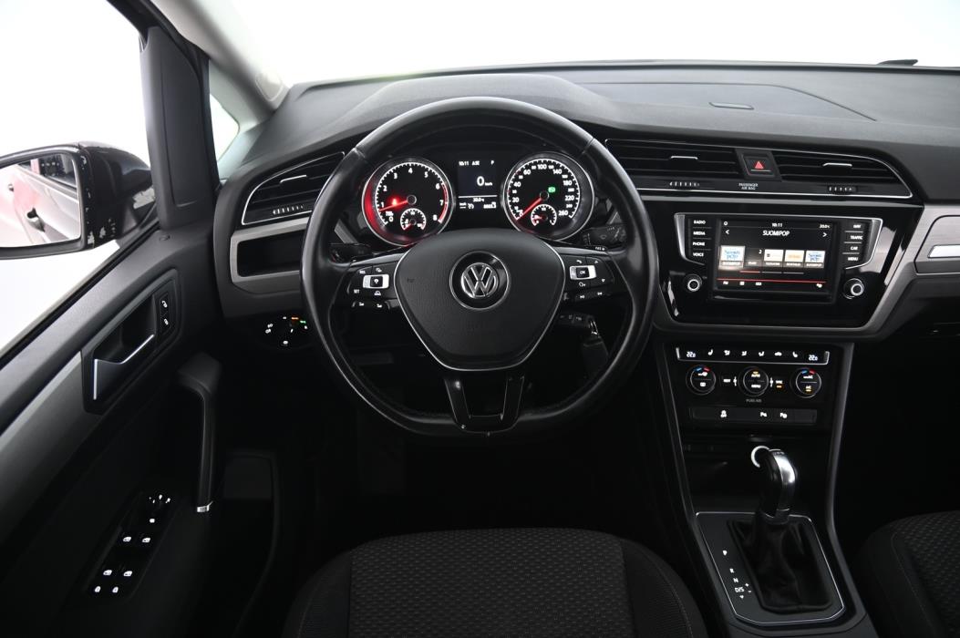 VOLKSWAGEN Touran 2016