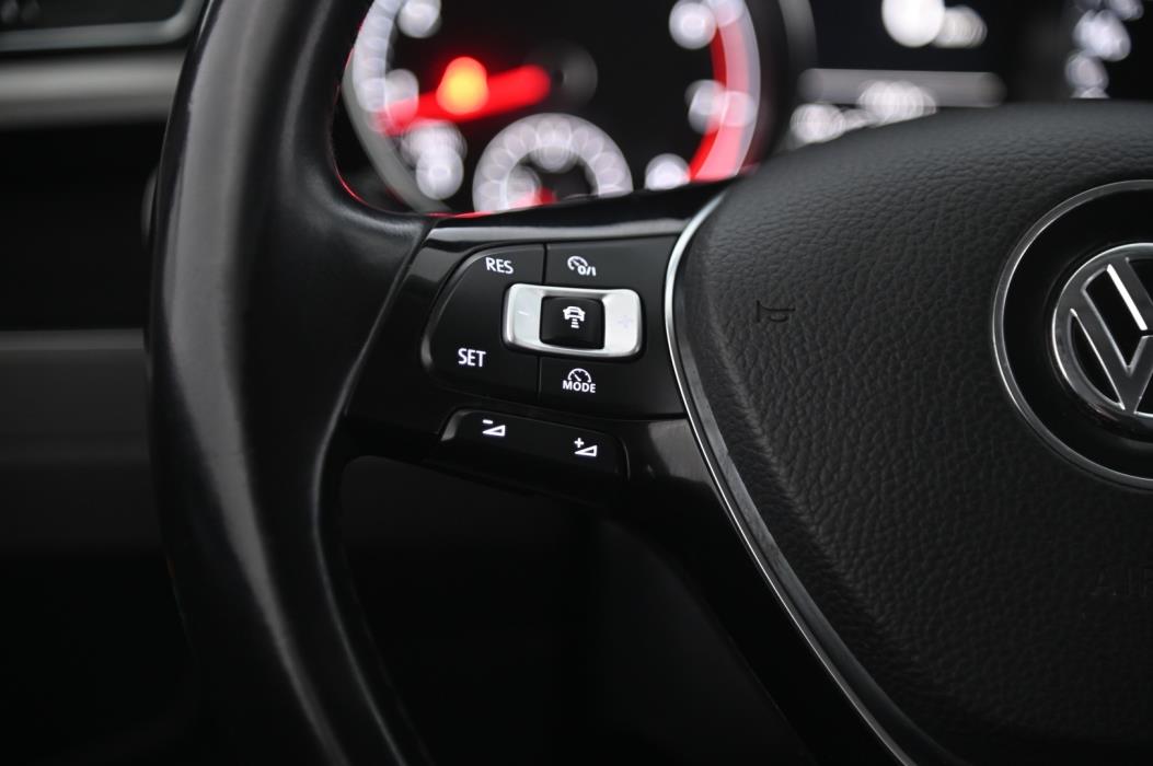 VOLKSWAGEN Touran 2016