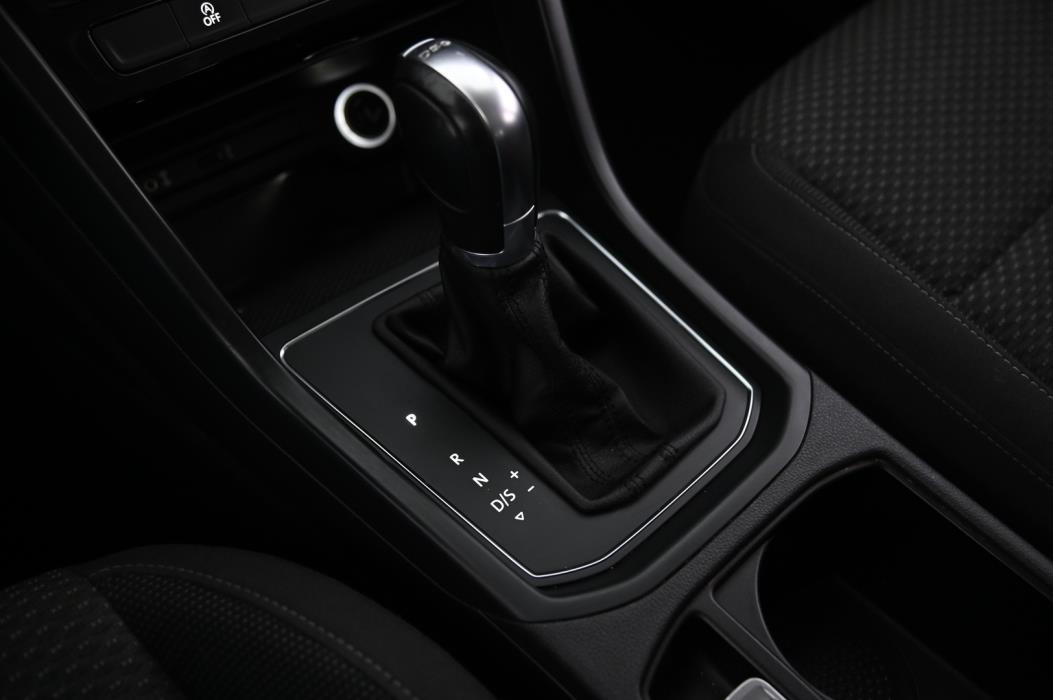 VOLKSWAGEN Touran 2016