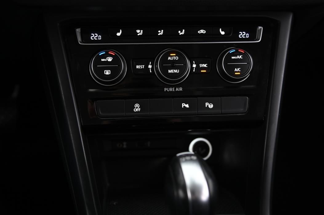 VOLKSWAGEN Touran 2016