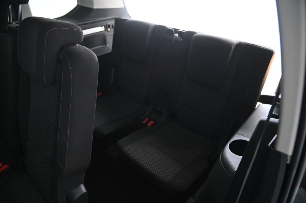 VOLKSWAGEN Touran 2016