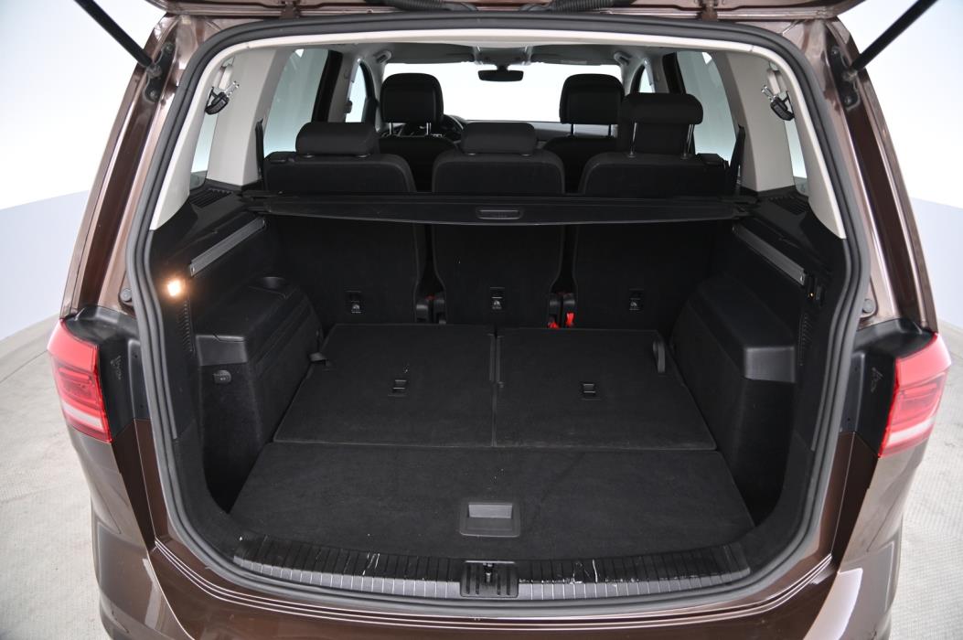VOLKSWAGEN Touran 2016