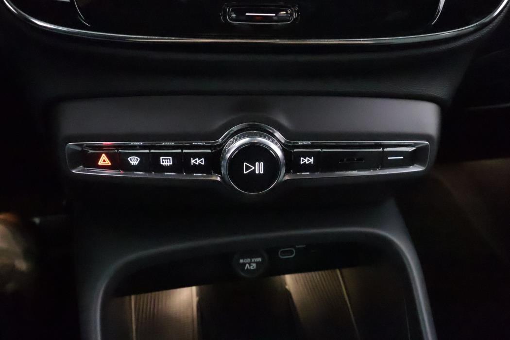 VOLVO XC40 2024