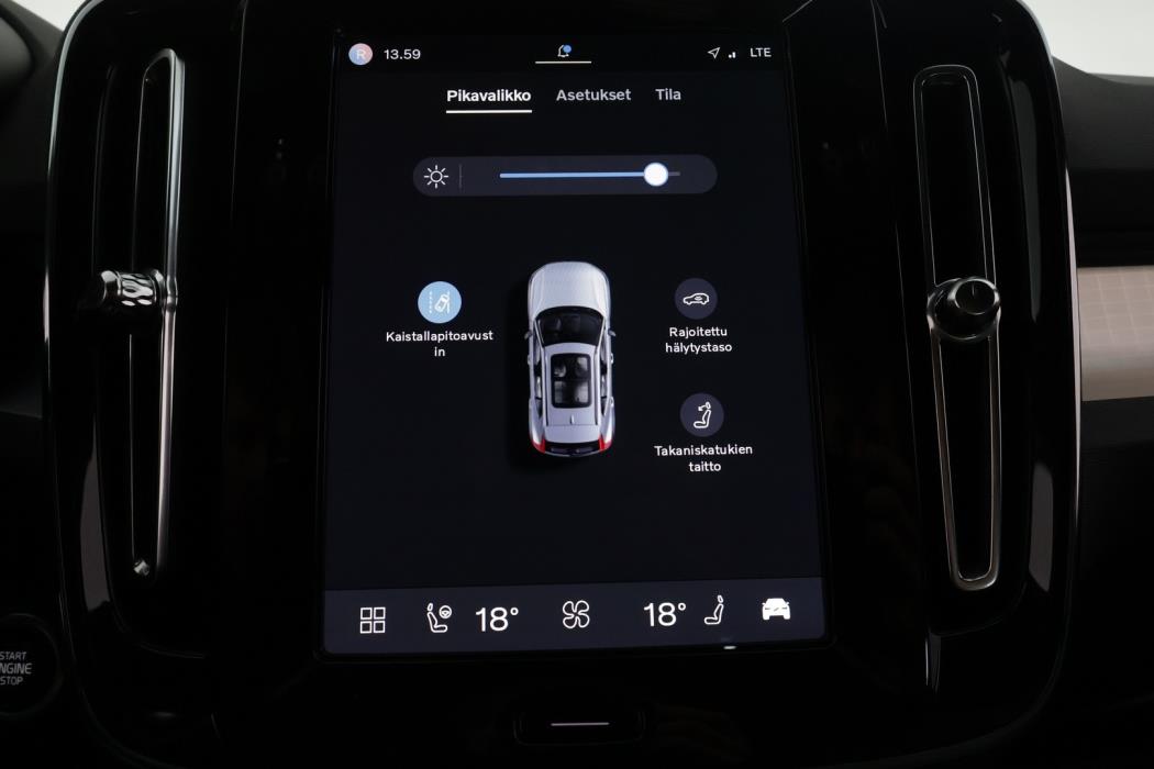 VOLVO XC40 2024