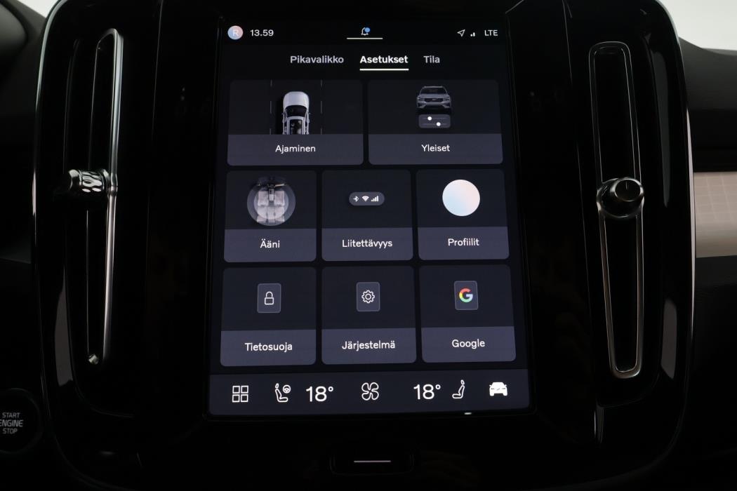 VOLVO XC40 2024