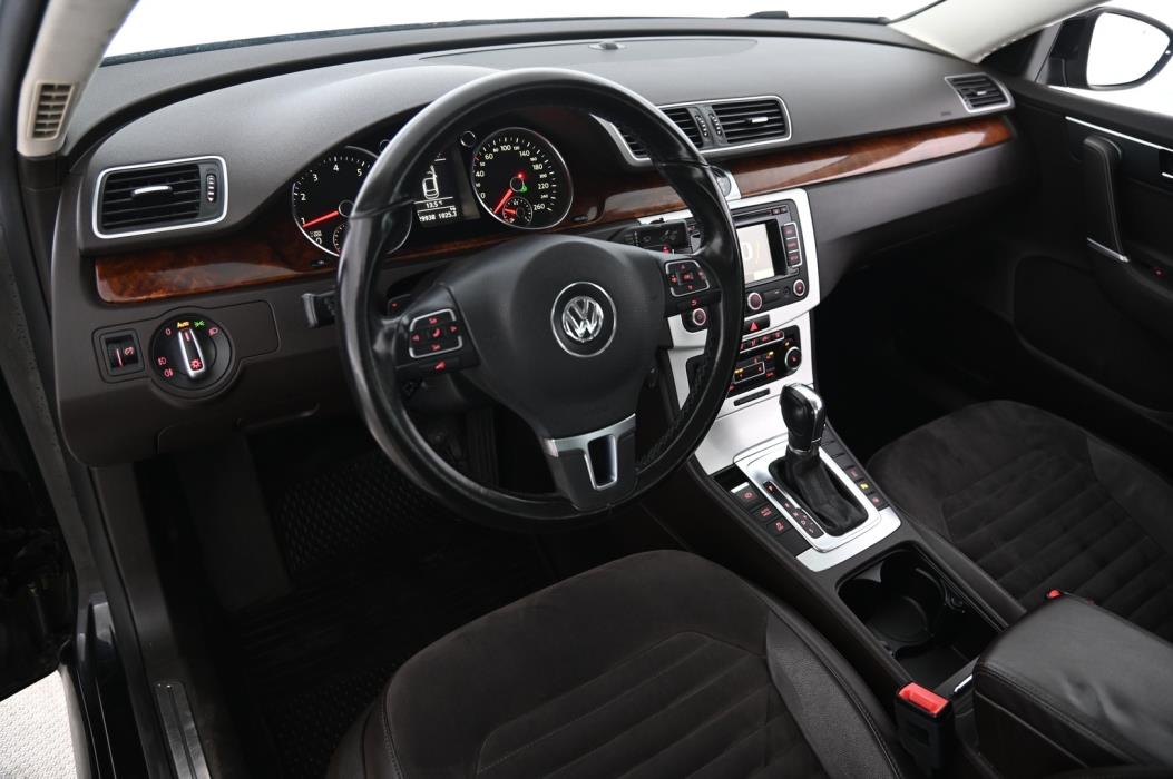 VOLKSWAGEN Passat 2011