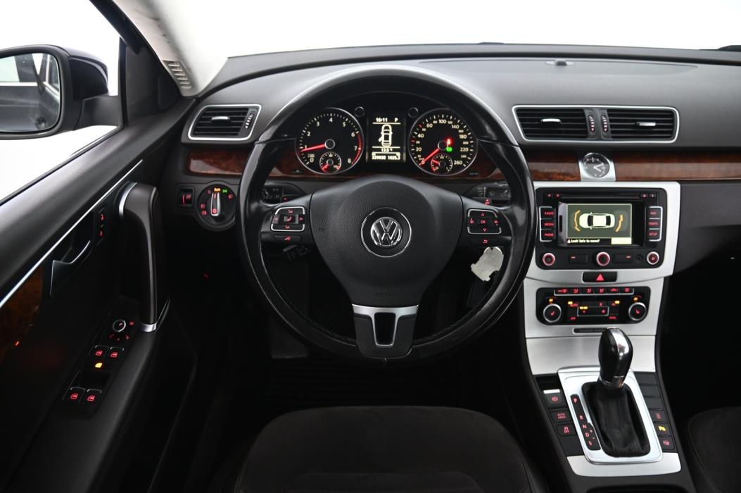 VOLKSWAGEN Passat 2011
