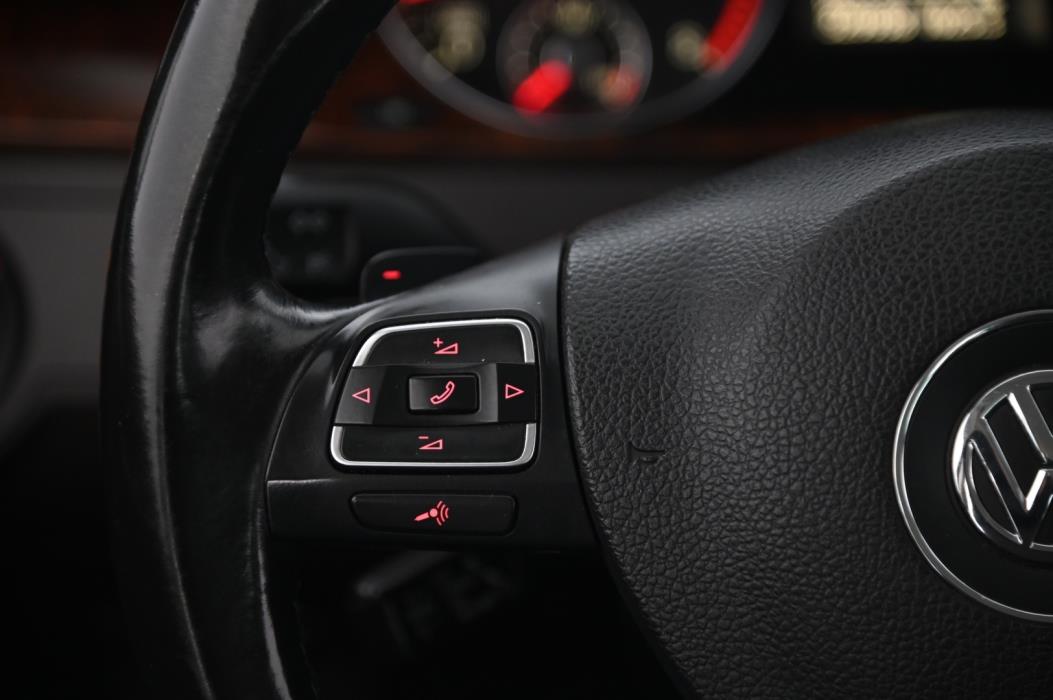 VOLKSWAGEN Passat 2011