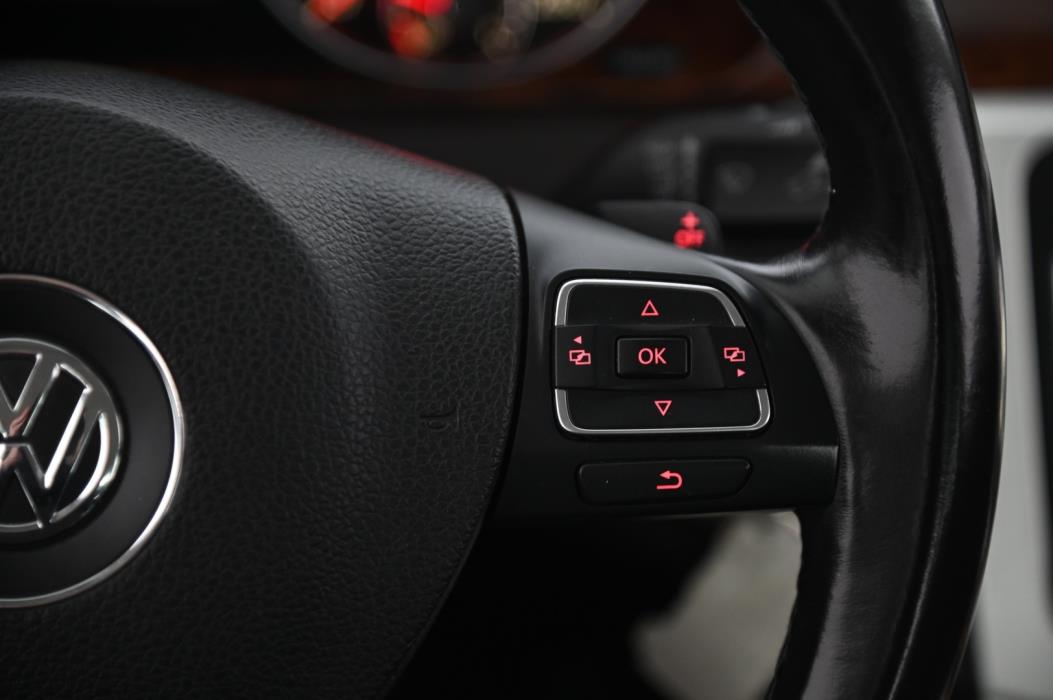 VOLKSWAGEN Passat 2011