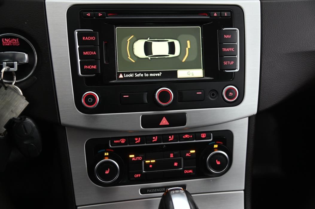 VOLKSWAGEN Passat 2011