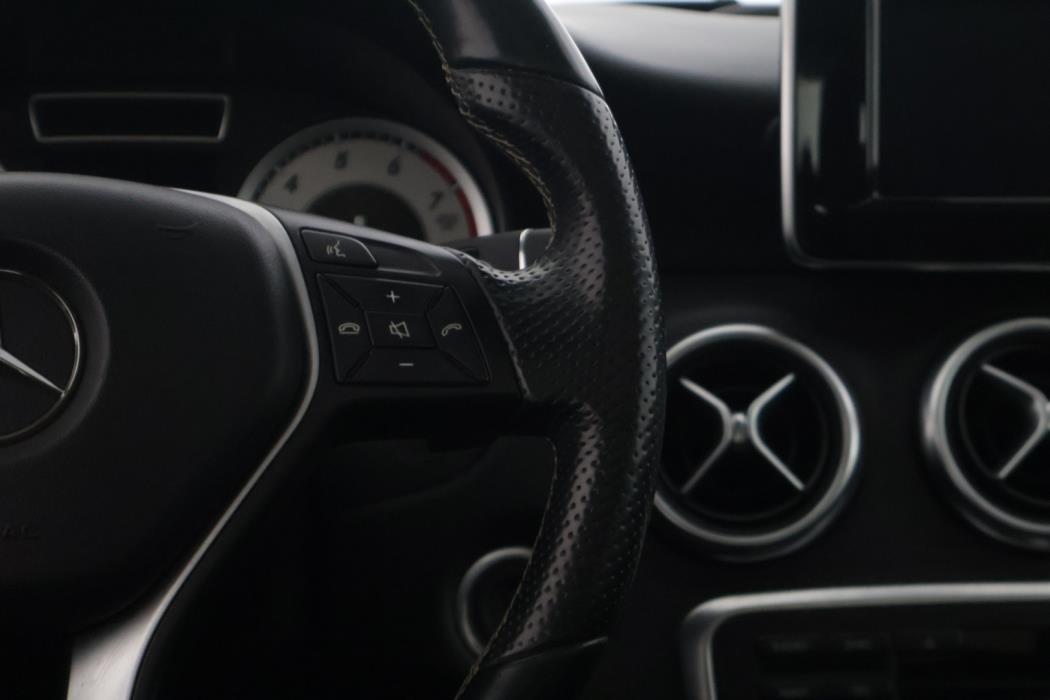 MERCEDES-BENZ A 2015