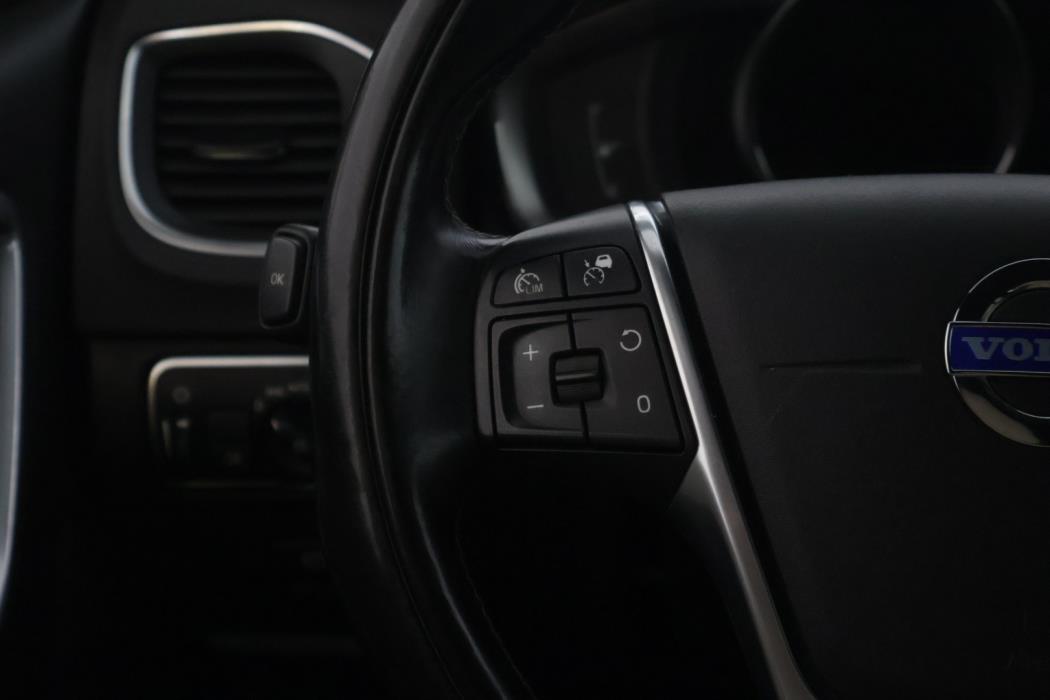 VOLVO V60 2015