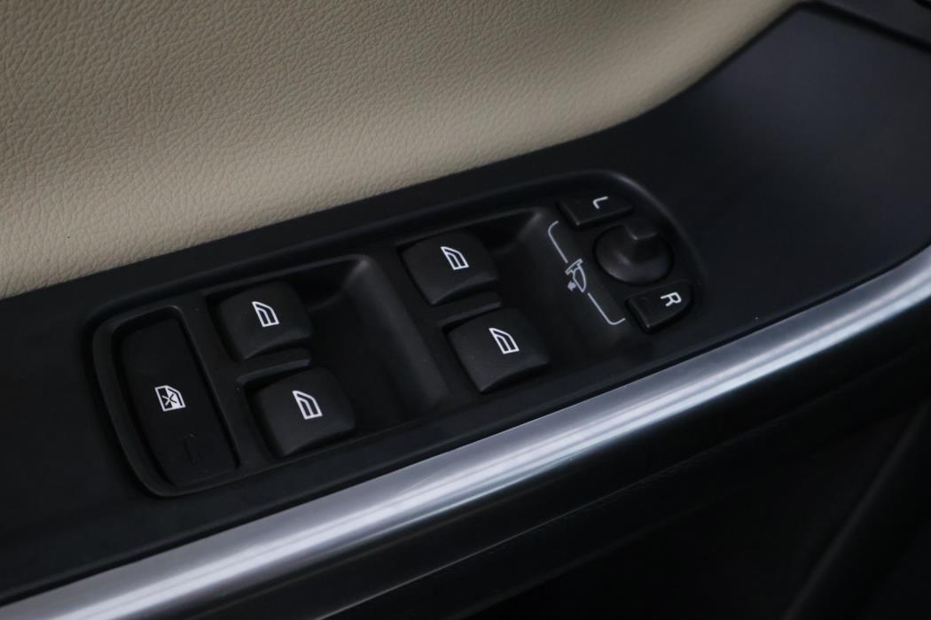 VOLVO V60 2015