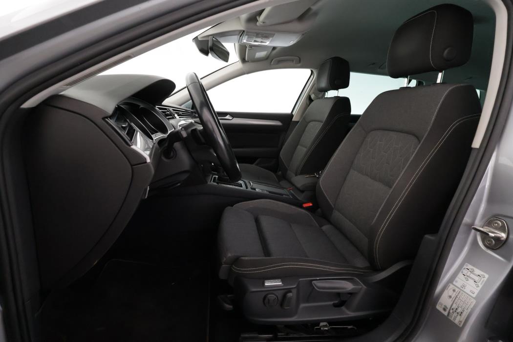 VOLKSWAGEN Passat 2024