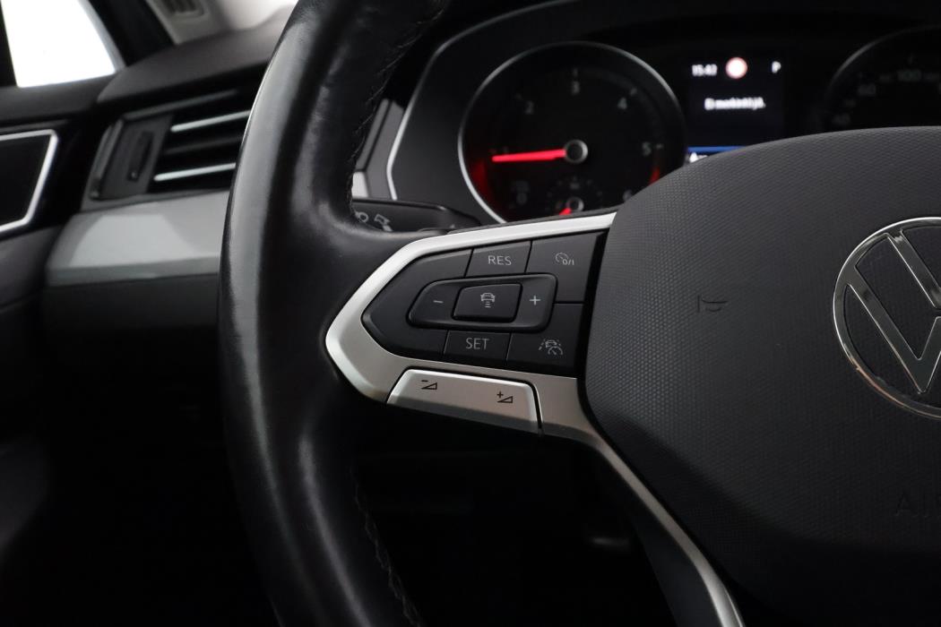 VOLKSWAGEN Passat 2024