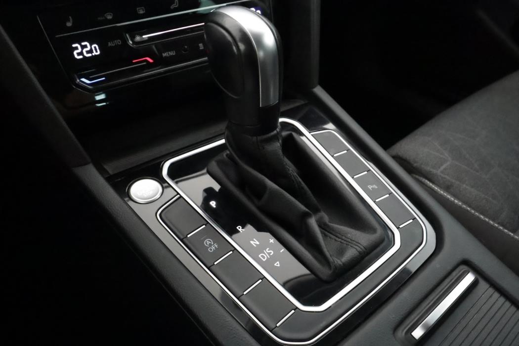 VOLKSWAGEN Passat 2024