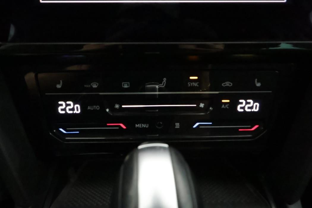 VOLKSWAGEN Passat 2024