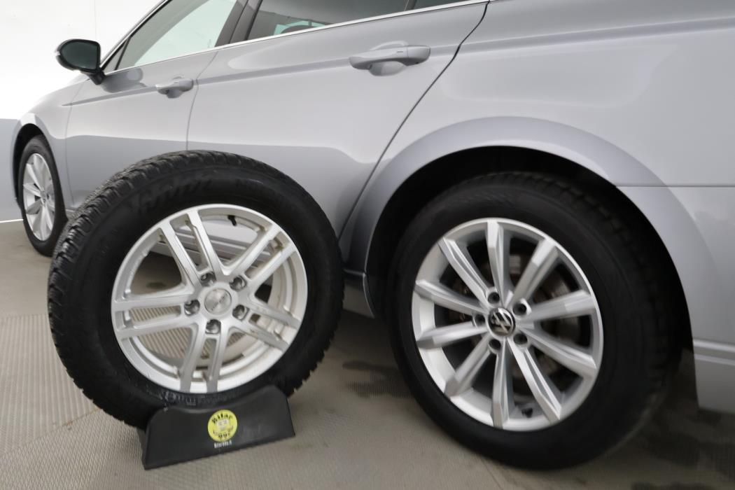 VOLKSWAGEN Passat 2024