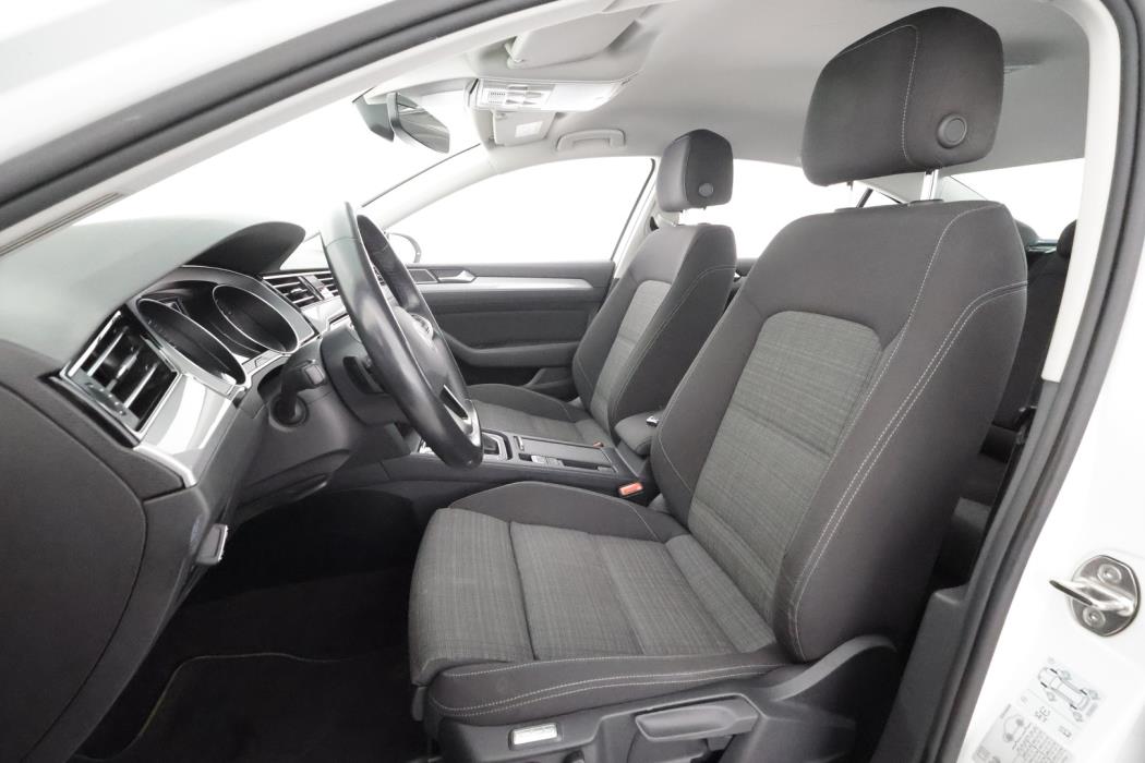 VOLKSWAGEN Passat 2022