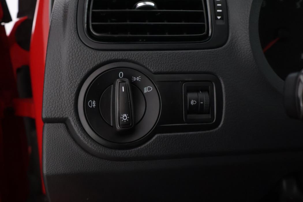 VOLKSWAGEN Polo 2016