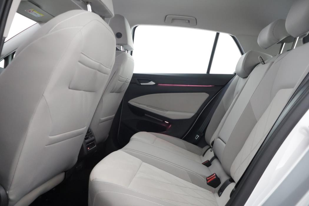 VOLKSWAGEN Golf 2024