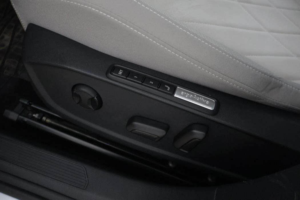 VOLKSWAGEN Golf 2024