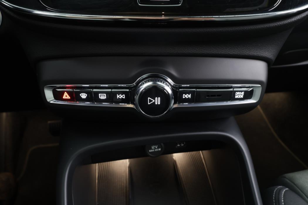 VOLVO XC40 2023