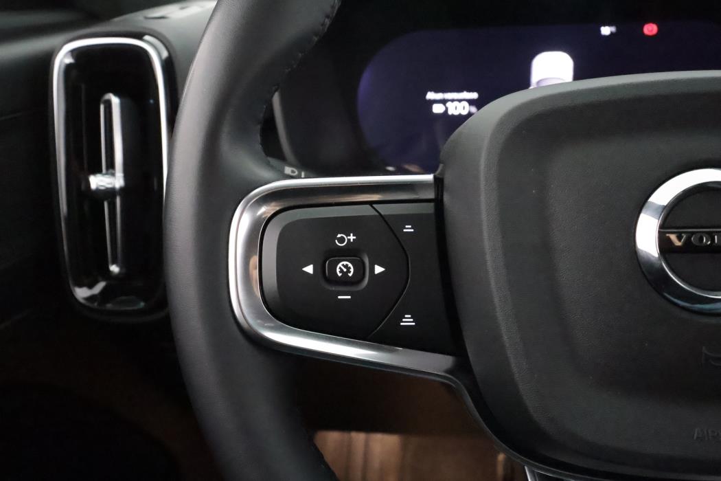 VOLVO XC40 2023